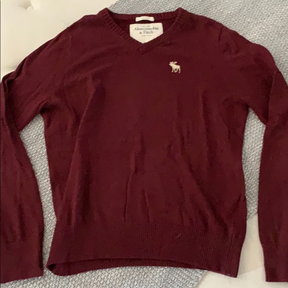 Men’s maroon sweater